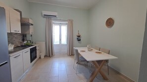 Fridge, oven, coffee/tea maker, electric kettle