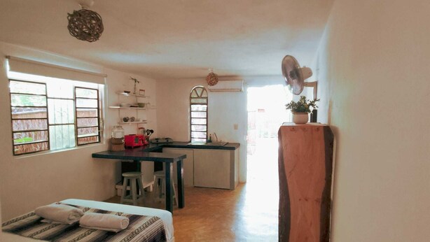 A compact room with a bed, a small kitchenette, and a dining area. - Casa Selva Arte Bacalar Free Bikes & Kayaks (Bacalar)