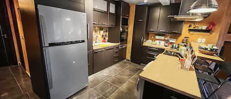 Réfrigérateur, four à micro-ondes, un four, surface de cuisson