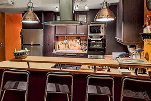 Réfrigérateur, four à micro-ondes, un four, surface de cuisson