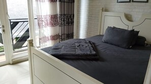 5 bedrooms, travel crib, WiFi (free), bed sheets