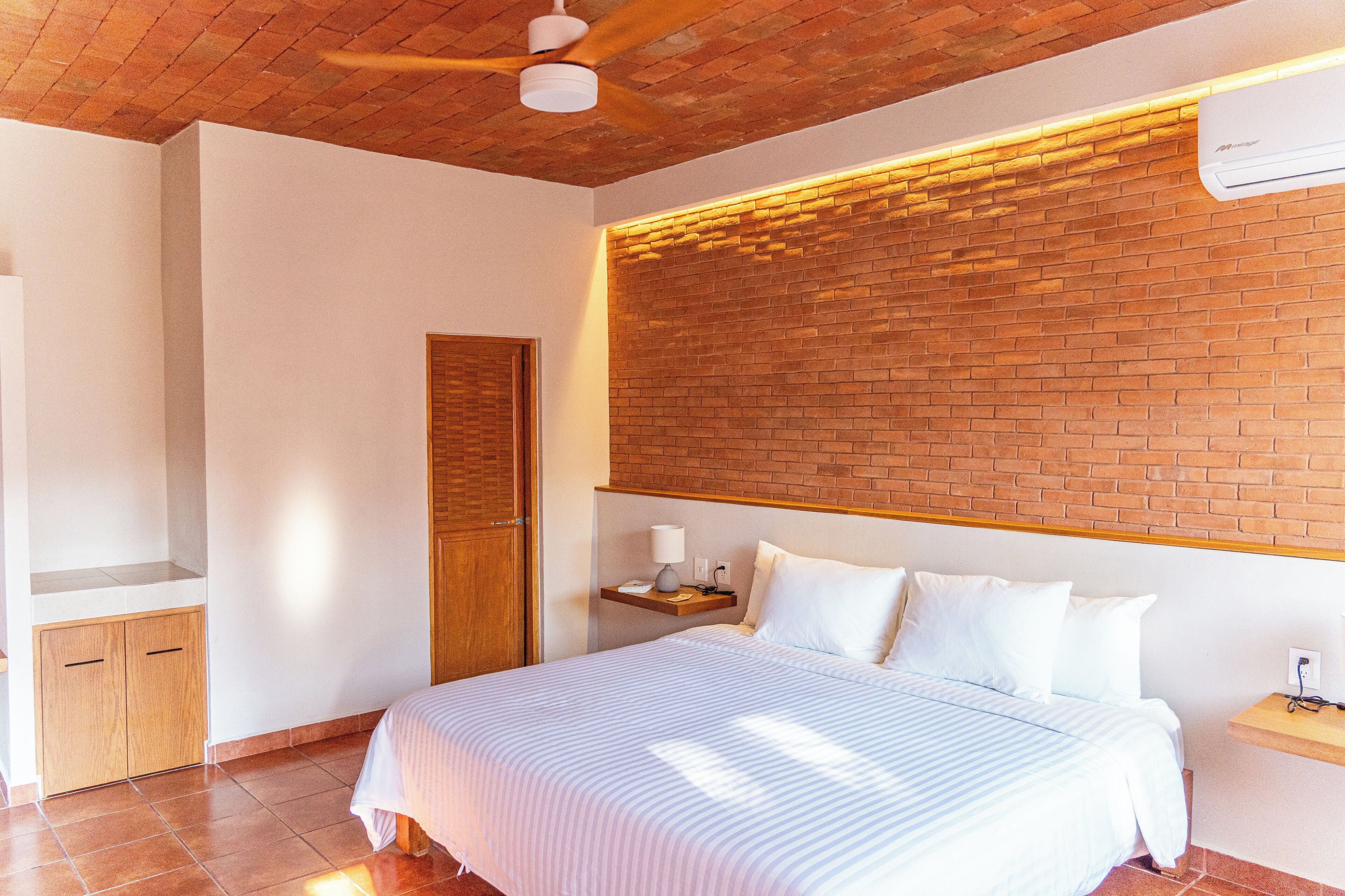 Deluxe kamer, 1 kingsize bed | Een kluis op de kamer, een laptopwerkplek, gratis wifi