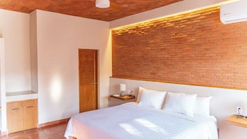 Deluxe kamer, 1 kingsize bed | Een kluis op de kamer, een laptopwerkplek, gratis wifi