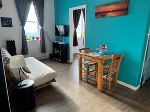 1 dormitorio, tabla de planchar con plancha, wifi y ropa de cama