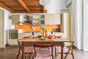 Fridge, oven, stovetop, coffee/tea maker