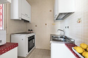 冰箱、微波炉、炉灶、厨具/餐具