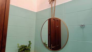 Chambre | Salle de bain | Articles de toilette gratuits, sèche-cheveux, serviettes fournies, savon