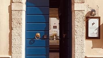 Majoituspaikan sisäänkäynti