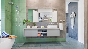 淋浴设施、吹风机、毛巾、肥皂