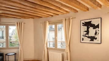 1 makuuhuone, kannettavalle tietokoneelle sopiva työtila