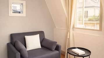 Apartamento superior, vista para a cidade | Área de estar