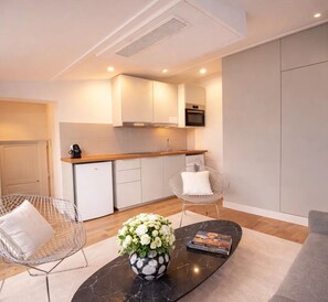 Superior Apartment, City View | Living area