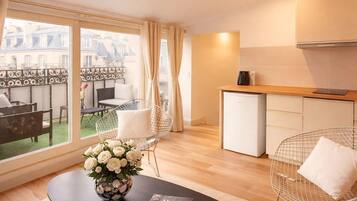 Superior Apartment, City View | Living area