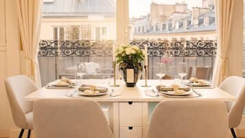 Apartamento superior, vista para a cidade | Área de estar