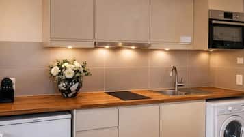 Frigobar, micro-ondas, fogão, cooktop