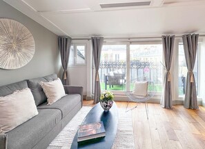 Apartamento superior, vista para a cidade | Área de estar