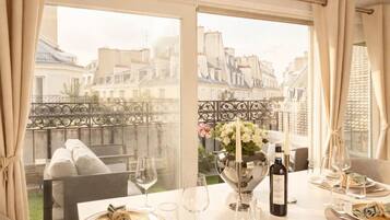 Apartamento superior, vista para a cidade | Área de estar