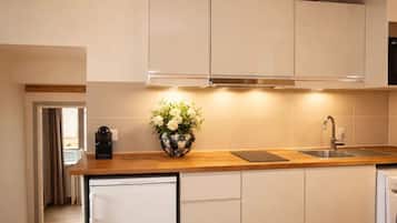 Frigobar, micro-ondas, fogão, cooktop