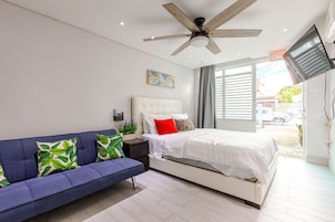 Cortinas blackout, tabla de planchar con plancha y cunas gratuitas