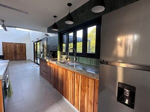 Fridge, oven, stovetop, coffee/tea maker