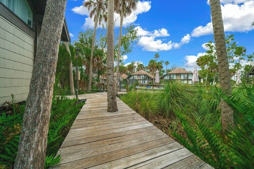 Sawgrass Oasis Poolside, Waterfront Condo