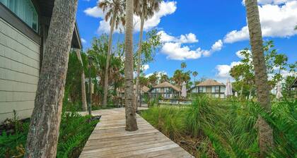 Sawgrass Oasis Poolside, Waterfront Condo