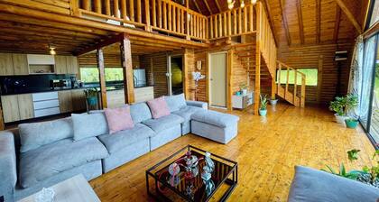Charming Cabin Getaway in Antioquia: WiFi, Balcony & BBQ