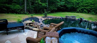 Charming 1-bedroom cottage on pond with hot tub in delightful Talking Rock.
