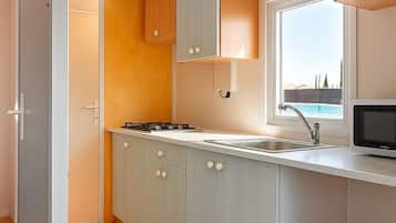 Full-sized fridge, microwave, stovetop, cookware/dishes/utensils