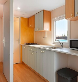 Geladeira grande, micro-ondas, cooktop