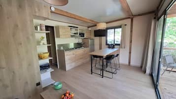 Microwave, stovetop, dishwasher, coffee/tea maker