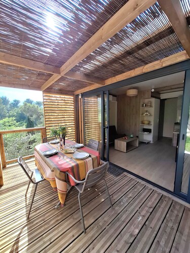 Cabanon nestled in the pines between Aix and Marseille with large swimming pool