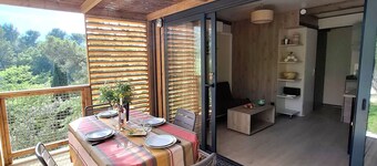 Cabanon nestled in the pines between Aix and Marseille with large swimming pool