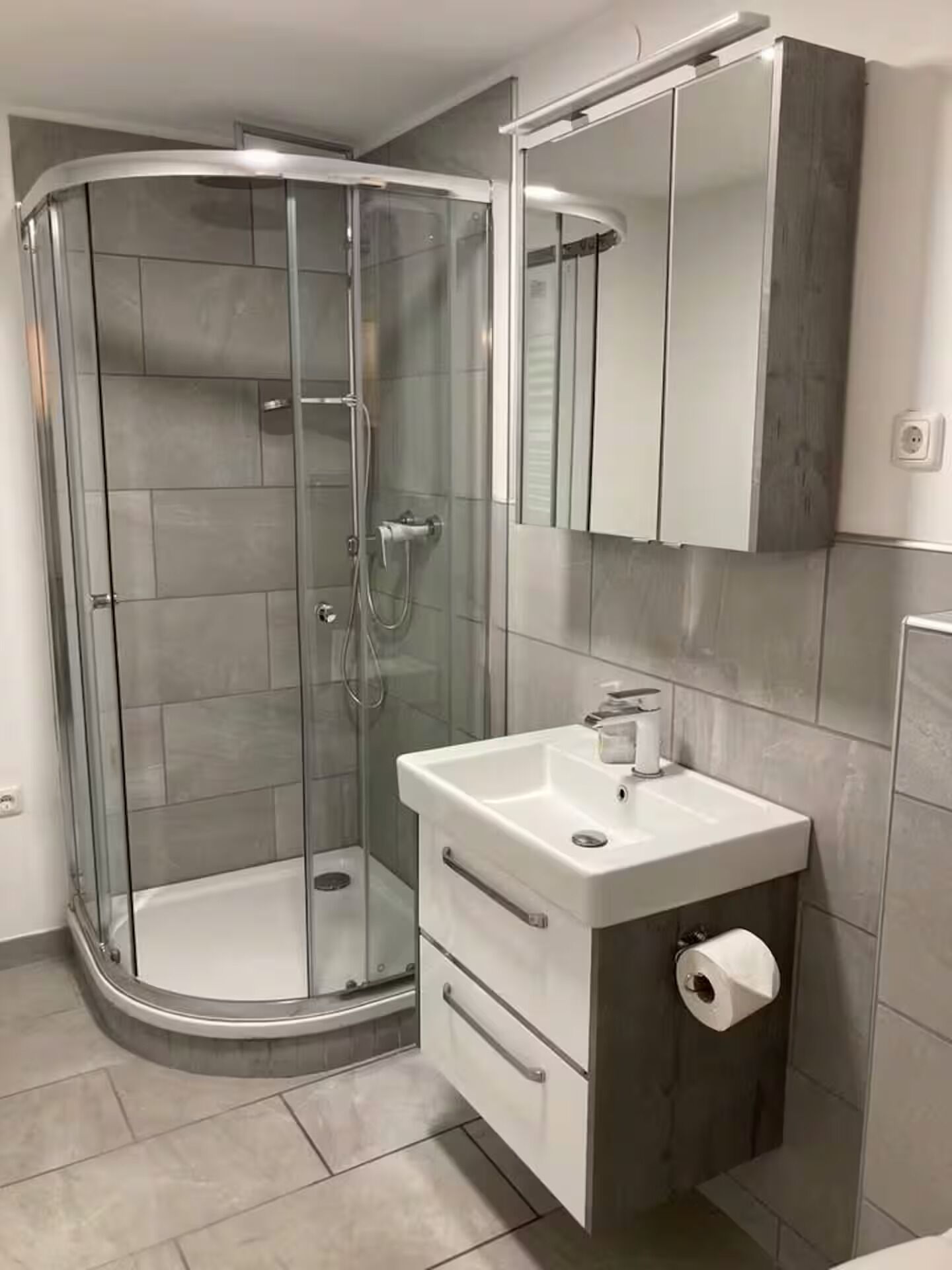 Dusche, Haartrockner, Handtücher, Seife