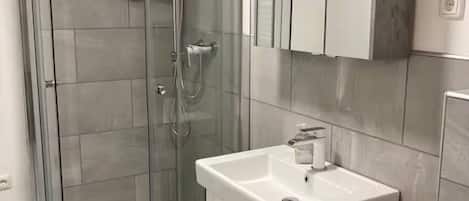 Dusche, Haartrockner, Handtücher, Seife