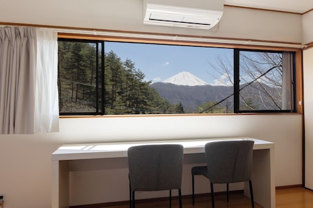 Interior. Hideaway lodge with a view of Mt Fuji Near Lake Saiko BBQ Corporate training / Minamitsurugun Yamanashi