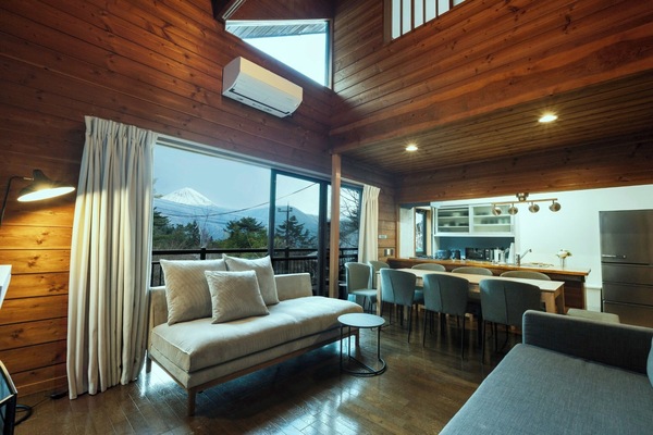 The first floor has a spacious living room with a wooden design, a fully equipped kitchen, and tableware, allowing you to forget your daily fatigue while cooking and spending time together. The view of Mt. Fuji from the living room is magnificent, reflecting the symbol of the world heritage site.