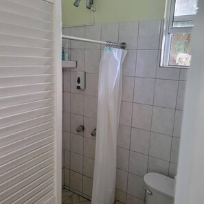 Dusj, håndklær, såpe og sjampo