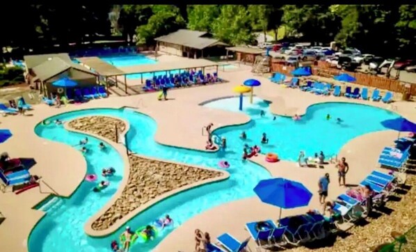 Alberca techada y alberca al aire libre