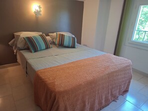 2 室のベッドルーム、デスク、アイロン / アイロン台、WiFi (無料)