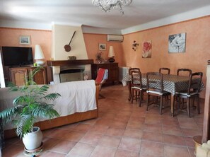 テレビ、暖炉、DVD プレーヤー、ミュージックライブラリ