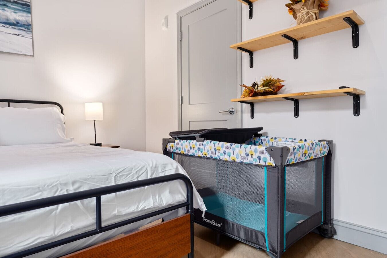 1 chambre, bureau, fer et planche à repasser, lit parapluie