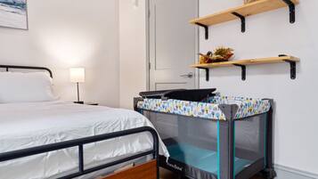 1 chambre, bureau, fer et planche à repasser, lit parapluie