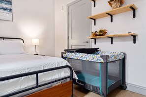 1 sovrum, skrivbord, strykjärn/strykbräda och resesäng