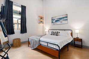 Een bureau, een strijkplank/strijkijzer, reisbedje, wifi