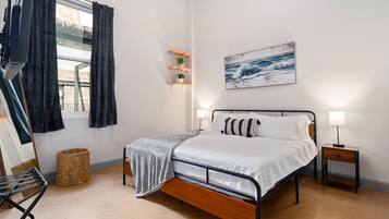 1 sovrum, skrivbord, strykjÀrn/strykbrÀda och resesÀng