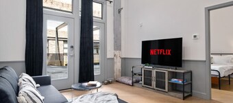 Luxury 1BD | A+ Downtown Location | King Bed Condo