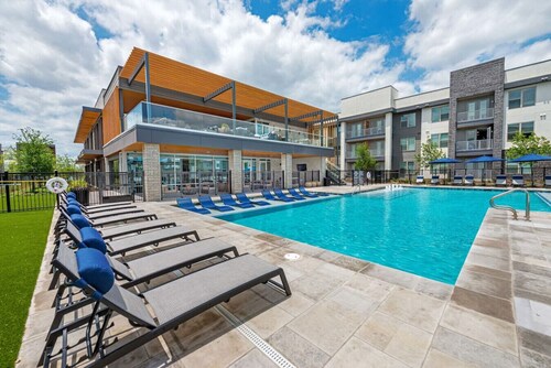 Luxury King 1BD | Pool+Gym+Parking+Stockyards