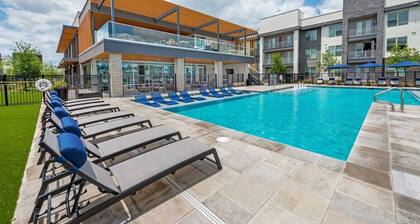 Luxury King 1BD | Pool+Gym+Parking+Stockyards