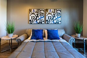 1 habitación, escritorio, tabla de planchar con plancha y cuna de viaje 